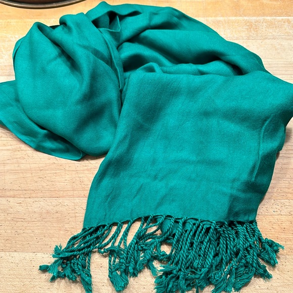 Cejan Rayon Green scarf with fringe, 6 foot - Picture 1 of 2